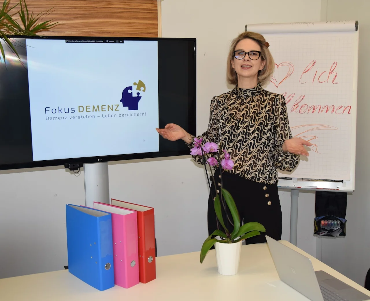 FokusDEMENZ - eine Frau hält einen Vortrag