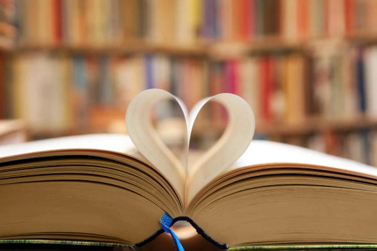 FokusDEMENZ - Aufgeschlagene Buchseiten in Herzform