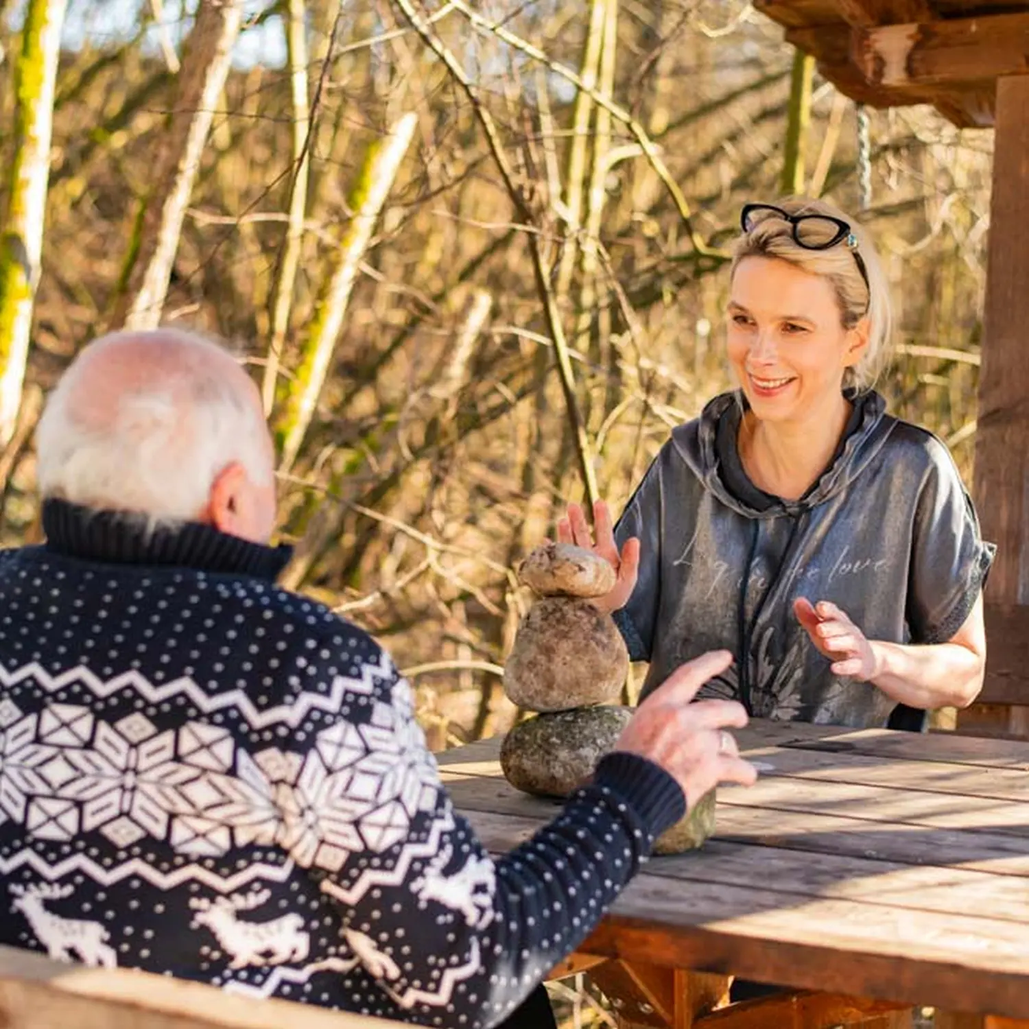 FokusDEMENZ - Radka Eder balanciert die Steine auf einem Tisch mit einem Senior